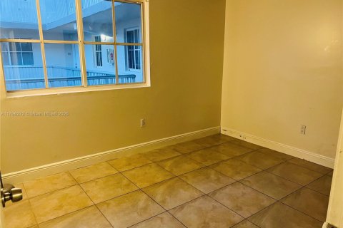 Condo in Hialeah, Florida, 2 bedrooms  № 1862054 - photo 11