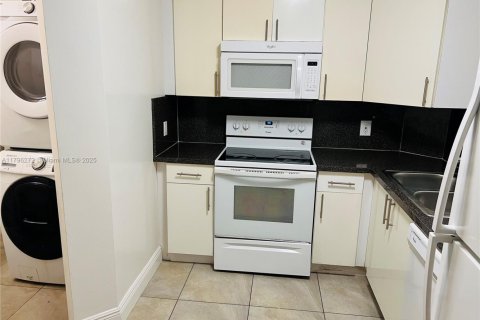 Condo in Hialeah, Florida, 2 bedrooms  № 1862054 - photo 19