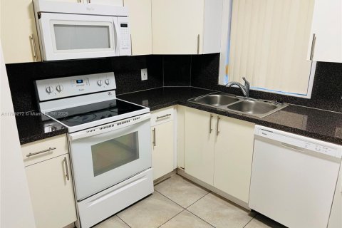 Condo in Hialeah, Florida, 2 bedrooms  № 1862054 - photo 1