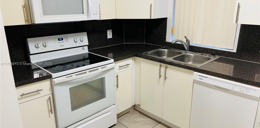 Condo in Hialeah, Florida, 2 bedrooms  № 1862054