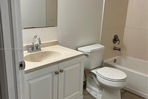 Condo in Hialeah, Florida, 2 bedrooms  № 1862054 - photo 26