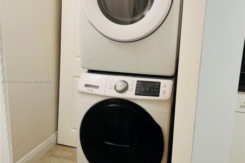 Condo in Hialeah, Florida, 2 bedrooms  № 1862054 - photo 27