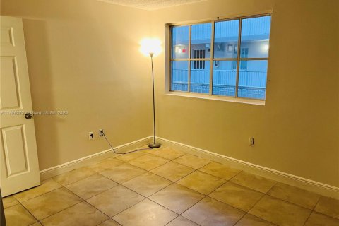 Condo in Hialeah, Florida, 2 bedrooms  № 1862054 - photo 12