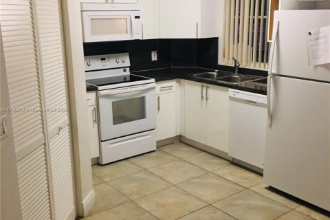 Condo in Hialeah, Florida, 2 bedrooms  № 1862054 - photo 9