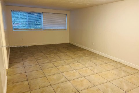 Condo in Hialeah, Florida, 2 bedrooms  № 1862054 - photo 24