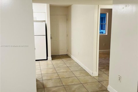 Condo in Hialeah, Florida, 2 bedrooms  № 1862054 - photo 3