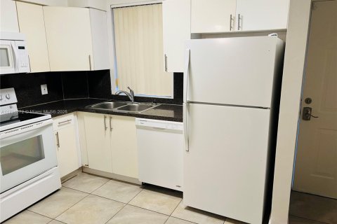 Condo in Hialeah, Florida, 2 bedrooms  № 1862054 - photo 21