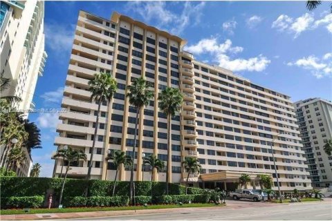 Condo in Miami Beach, Florida, 1 bedroom  № 1729281 - photo 1