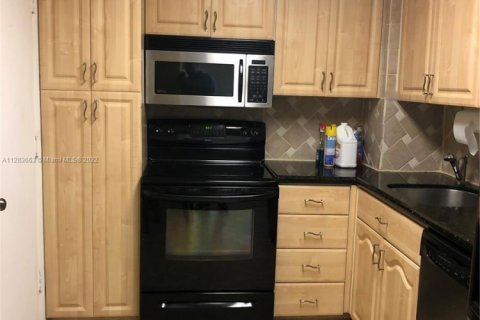 Condo in Miami Beach, Florida, 1 bedroom  № 1729281 - photo 15