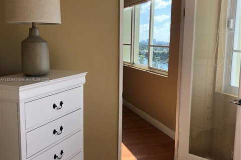 Condo in Miami Beach, Florida, 1 bedroom  № 1729281 - photo 13