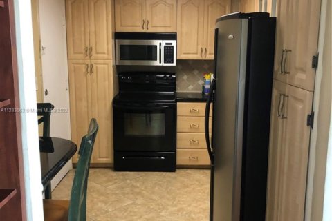 Condo in Miami Beach, Florida, 1 bedroom  № 1729281 - photo 17