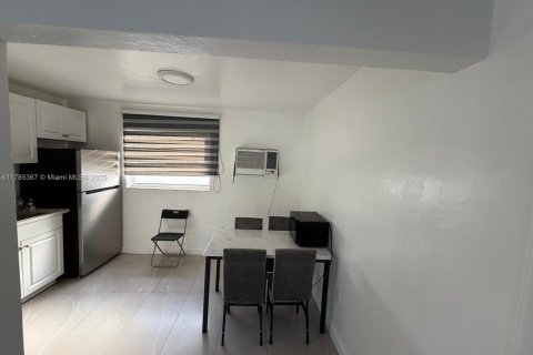Copropriété à louer à Miami, Floride: 2 chambres, 389.07 m2 № 1701071 - photo 12