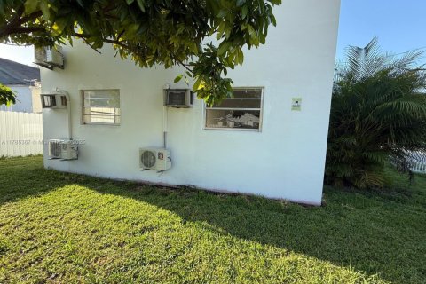 Copropriété à louer à Miami, Floride: 2 chambres, 389.07 m2 № 1701071 - photo 26