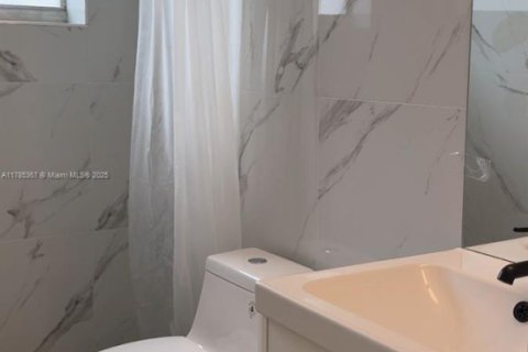 Copropriété à louer à Miami, Floride: 2 chambres, 389.07 m2 № 1701071 - photo 4