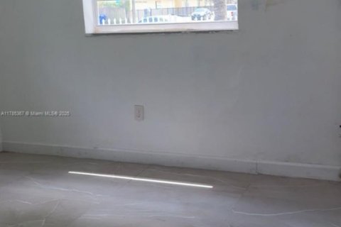 Copropriété à louer à Miami, Floride: 2 chambres, 389.07 m2 № 1701071 - photo 5