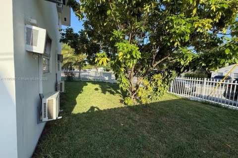 Copropriété à louer à Miami, Floride: 2 chambres, 389.07 m2 № 1701071 - photo 27