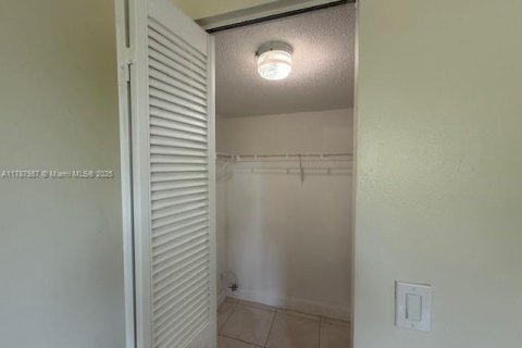 Снять в аренду кондоминиум в Лодерхилл, Флорида 2 спальни, 104.98м2, № 1962970 - фото 25