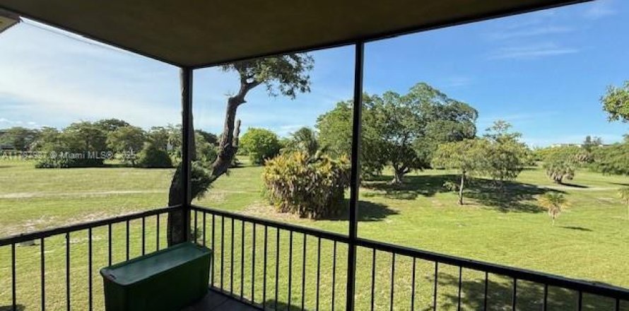 Кондоминиум с 2 спальнями в Лодерхилл, Флорида № 1962970