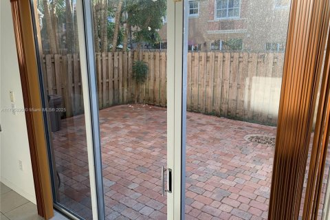 Townhouse in Miami, Florida 3 bedrooms, 158.31 sq.m. № 2055045 - photo 20