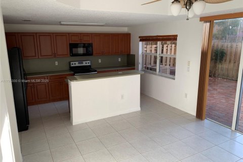 Townhouse in Miami, Florida 3 bedrooms, 158.31 sq.m. № 2055045 - photo 16