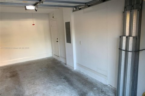 Townhouse in Miami, Florida 3 bedrooms, 158.31 sq.m. № 2055045 - photo 13