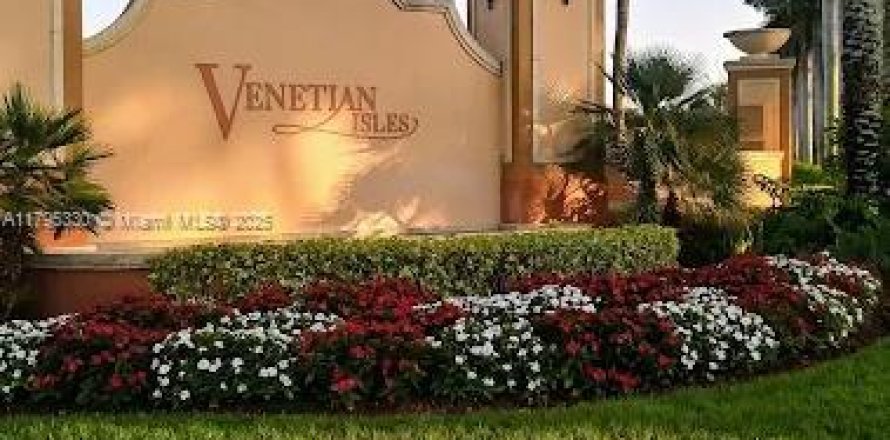 Townhouse in Miami, Florida 3 bedrooms, 158.31 sq.m. № 2055045