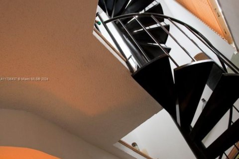 Townhouse in Miami, Florida 2 bedrooms, 89.19 sq.m. № 1953294 - photo 26