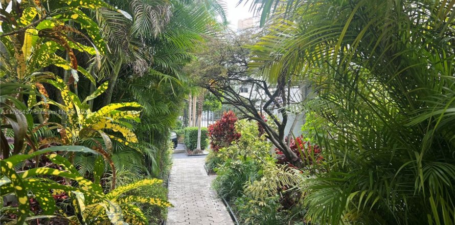 Townhouse in Miami, Florida 2 bedrooms, 89.19 sq.m. № 1953294