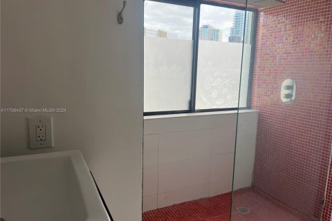 Townhouse in Miami, Florida 2 bedrooms, 89.19 sq.m. № 1953294 - photo 18