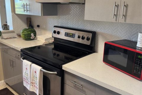 Condo in Pembroke Pines, Florida, 2 bedrooms № 1961461 - photo 3