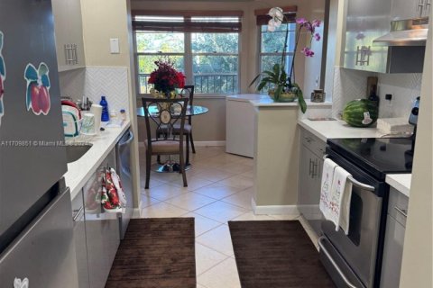 Condo in Pembroke Pines, Florida, 2 bedrooms № 1961461 - photo 1