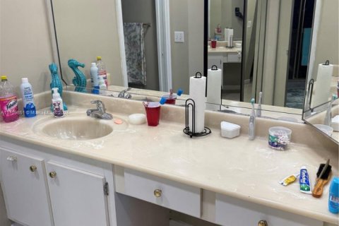 Condo in Pembroke Pines, Florida, 2 bedrooms № 1961461 - photo 16