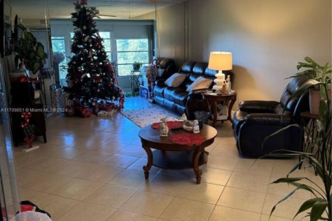 Condo in Pembroke Pines, Florida, 2 bedrooms № 1961461 - photo 11