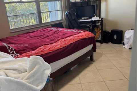 Condo in Pembroke Pines, Florida, 2 bedrooms № 1961461 - photo 24