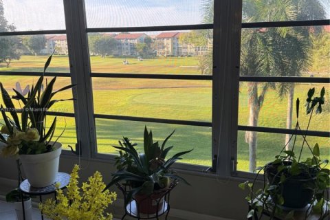 Condo in Pembroke Pines, Florida, 2 bedrooms № 1961461 - photo 12