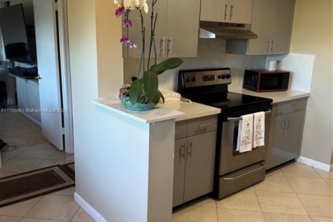 Condo in Pembroke Pines, Florida, 2 bedrooms № 1961461 - photo 6
