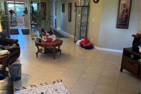 Condo in Pembroke Pines, Florida, 2 bedrooms № 1961461 - photo 9