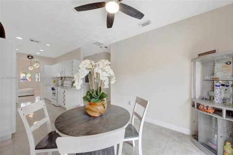 House in Homestead, Florida 3 bedrooms, 111.48 sq.m. № 2186401 - photo 18