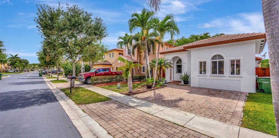 House in Homestead, Florida 3 bedrooms, 111.48 sq.m. № 2186401