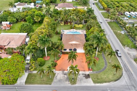 House in Miami, Florida 4 bedrooms, 170.38 sq.m. № 1770433 - photo 30