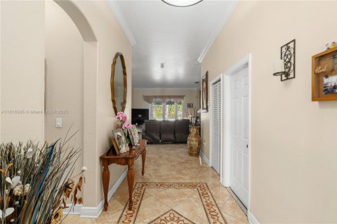 House in Miami, Florida 4 bedrooms, 170.38 sq.m. № 1770433 - photo 5