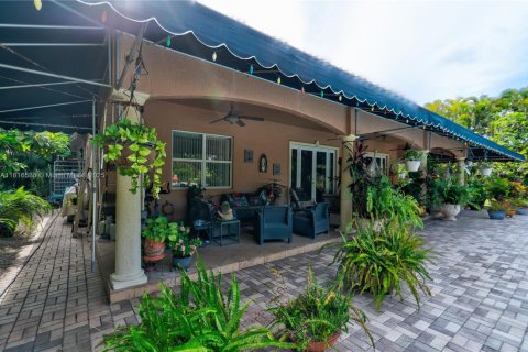 House in Miami, Florida 4 bedrooms, 170.38 sq.m. № 1770433 - photo 23