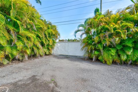 House in Miami, Florida 4 bedrooms, 170.38 sq.m. № 1770433 - photo 27