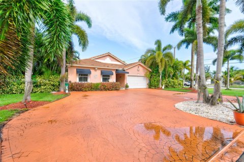 House in Miami, Florida 4 bedrooms, 170.38 sq.m. № 1770433 - photo 2
