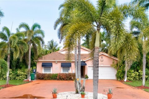 House in Miami, Florida 4 bedrooms, 170.38 sq.m. № 1770433 - photo 1