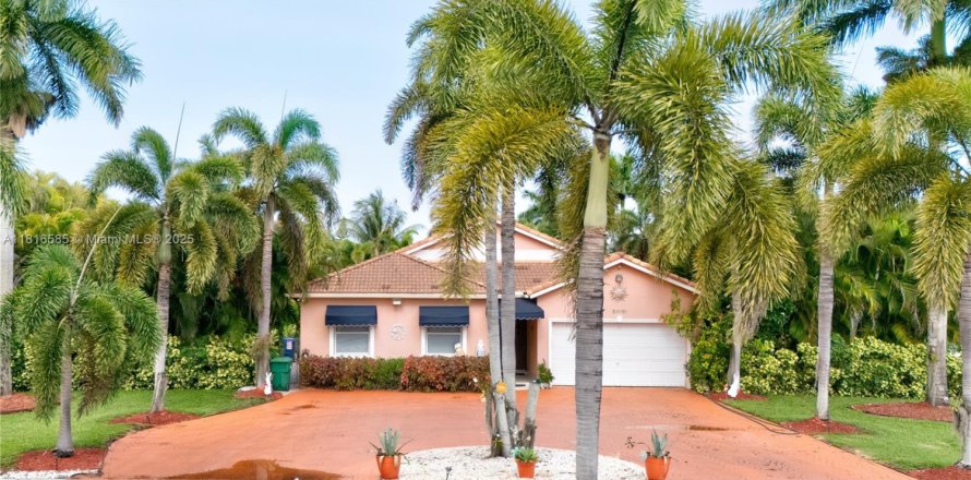 House in Miami, Florida 4 bedrooms, 170.38 sq.m. № 1770433
