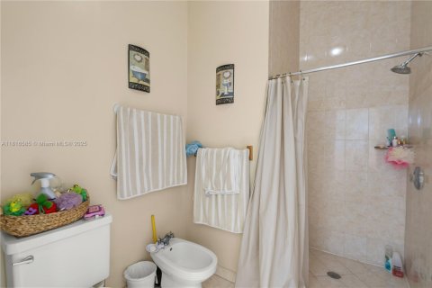 House in Miami, Florida 4 bedrooms, 170.38 sq.m. № 1770433 - photo 15