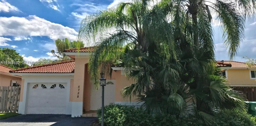 Adosado en Doral, Florida 3 dormitorios, 113.25 m2 № 2044750