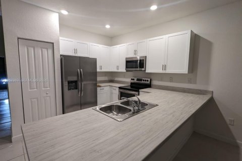 Снять в аренду таунхаус в Хомстед, Флорида 3 спальни, 129.41м2, № 2009052 - фото 6