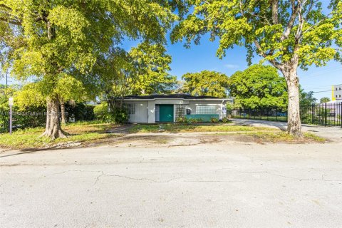 Коммерческая недвижимость в Норт-Майами-Бич, Флорида № 2015366